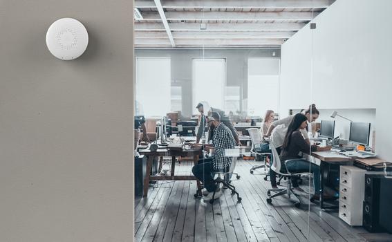 AIRTHINGS Wave Plus Luftkvalitetsmätare (vit) Batteridriven som mätar radon, CO2, VOC, tryck, luftfuktighet och temperatur (2910)