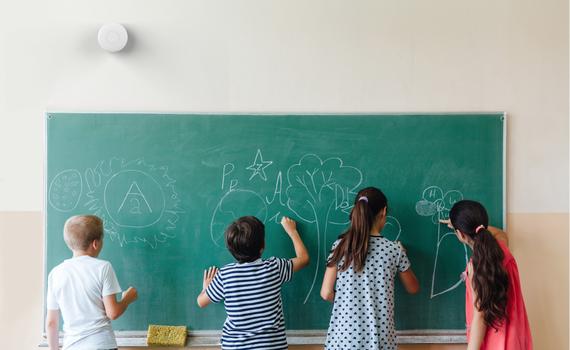 AIRTHINGS Wave Plus Luftkvalitetsmätare (vit) Batteridriven som mätar radon, CO2, VOC, tryck, luftfuktighet och temperatur (2910)