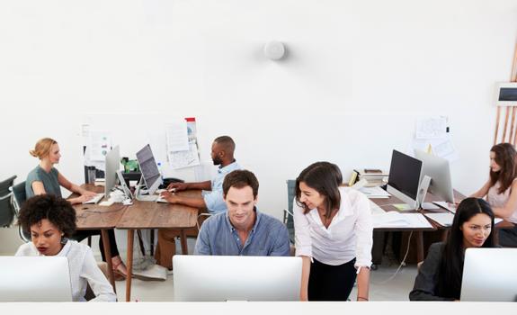 AIRTHINGS Wave Plus Luftkvalitetsmätare (vit) Batteridriven som mätar radon, CO2, VOC, tryck, luftfuktighet och temperatur (2910)