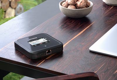 NETGEAR R Nighthawk M5 Mobile Router (MR5200) - Mobile hotspot - 5G LTE Advanced - 4 Gbps - GigE, Wi-Fi 5, 802.11ax (MR5200-100EUS)