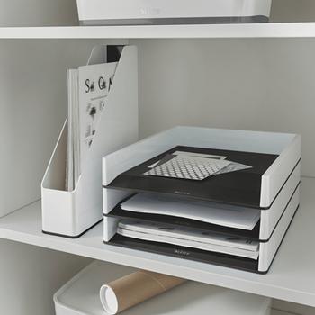 LEITZ WOW Magazine File Dual Colour White/ Black 53621095 (53621095)
