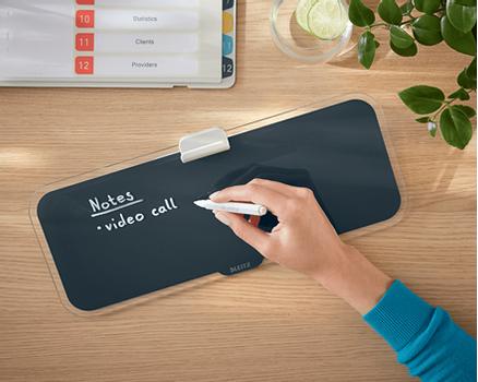 LEITZ Cosy Memotavla med glasyta som en whiteboard - sammetsgrå Glastavla för anteckningar. Kompakt design passar mellan tangentbord och skärm (52690089)