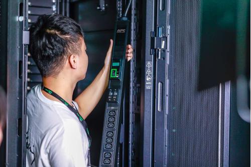 APC EASY PDU METERED ZERO U 11 KW 230V (21) C13 N (3) C19: IEC309 ACCS (EPDU1232M)