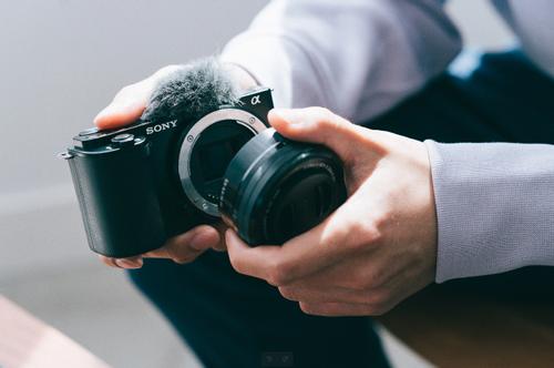 SONY ZV-E10L Vloggkamera + 16-50 mm Objektiv (ZVE10LBDI.EU)