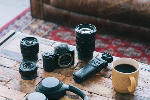 SONY ZV-E10L Vloggkamera + 16-50 mm Objektiv (ZVE10LBDI.EU)