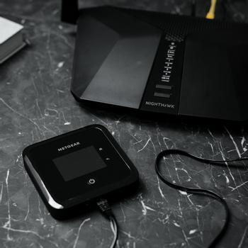 NETGEAR R Nighthawk M5 Mobile Router (MR5200) - Mobile hotspot - 5G LTE Advanced - 4 Gbps - GigE, Wi-Fi 5, 802.11ax (MR5200-100EUS)