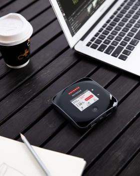 NETGEAR R Nighthawk M2 Mobile Router - Mobile hotspot - 4G LTE Advanced - 1 Gbps - 1GbE, Wi-Fi 5 (MR2100-100EUS)