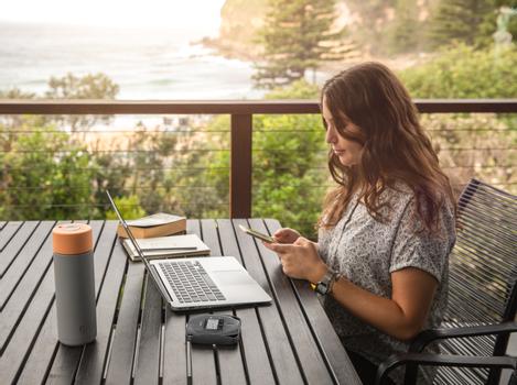 NETGEAR R Nighthawk M2 Mobile Router - Mobile hotspot - 4G LTE Advanced - 1 Gbps - 1GbE, Wi-Fi 5 (MR2100-100EUS)