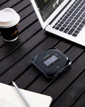 NETGEAR R Nighthawk M2 Mobile Router - Mobile hotspot - 4G LTE Advanced - 1 Gbps - 1GbE, Wi-Fi 5 (MR2100-100EUS)