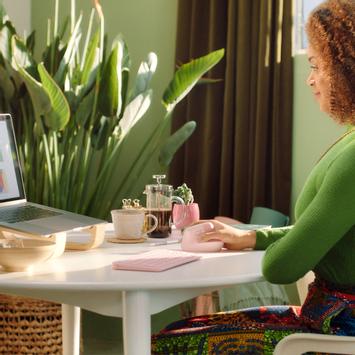 Logitech Lift Vertical Ergonomic Mouse - vertikal mus - Bluetooth,  2.4 GHz - rosa (910-006478)