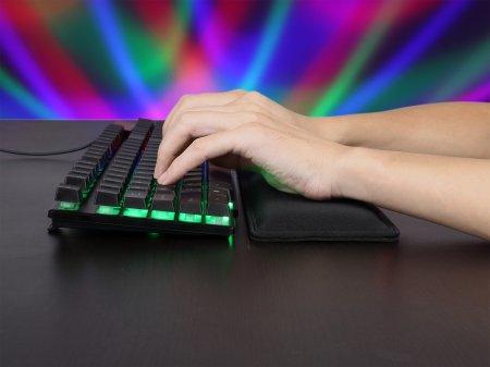 MANHATTAN Ergonomic Wrist Rest Keyboard  (425520)
