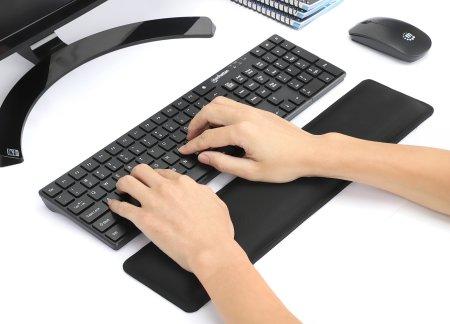 MANHATTAN Ergonomic Wrist Rest Keyboard  (425520)