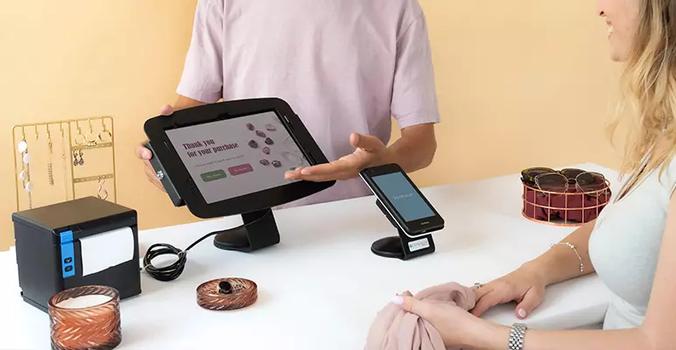 COMPULOCKS iPad 10.2" Space Enclosure Core Counter Stand or Wall Mount innhegning - for nettbrett - fast 45 grader - svart (111B102IPDSB)