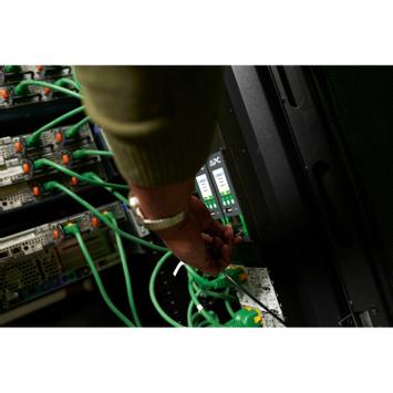 APC NetShelter Rack PDU Advanced - strømfordelerenhet - svitsjet, 230 V, 32 A - 7.4 kW - 7400 VA - TAA-samsvar (APDU10150SW)