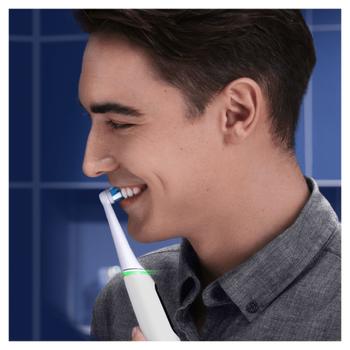 Oral-B iO 6S Elektrisk Tannbørste (hvit) 5 børsteinnstillinger,  iO teknologi,  AI, skjerm, smart trykksensor (427407)