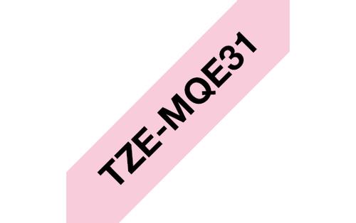BROTHER TZEMQE31 12 mm bred_ svart på pastell-rosa (4 meter) (TZEMQE31)