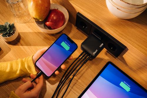 VERBATIM Mini GaN Charger 165W 4 Port US plug with EU and UK adaptors (32216)