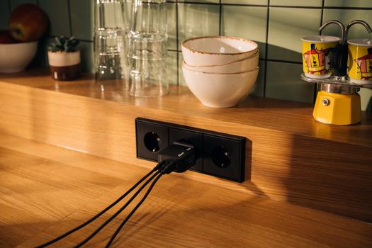 VERBATIM Mini GaN Charger 70W 3 Port US plug with EU and UK adaptors (32229)