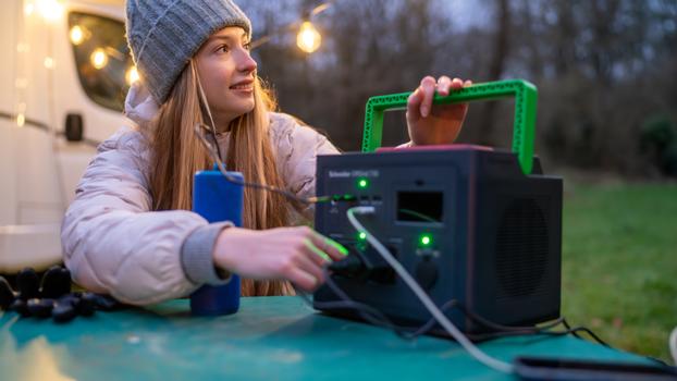 APC Schneider OffGrid bærbar kraftstasjon 730, 738Wh Lithium-ion,  LCD, 2 CEE 7/3 Schuko-uttak,  Sinewave, 3 USB-A, 2 USB-C, trådløs lader (PPS730-GR)