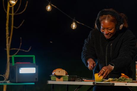 APC Schneider OffGrid bærbar kraftstasjon 730, 738Wh Lithium-ion,  LCD, 2 CEE 7/3 Schuko-uttak,  Sinewave, 3 USB-A, 2 USB-C, trådløs lader (PPS730-GR)