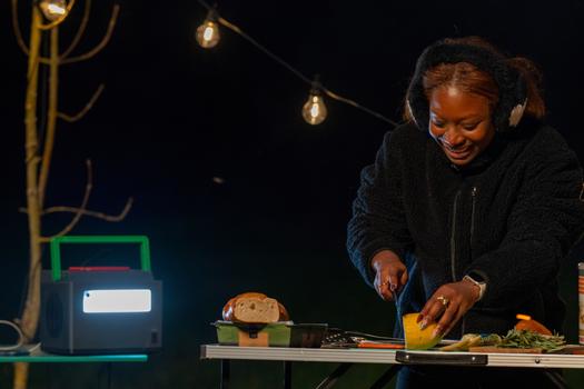 APC Schneider OffGrid bærbar kraftstasjon 730, 738Wh Lithium-ion,  LCD, 2 CEE 7/3 Schuko-uttak,  Sinewave, 3 USB-A, 2 USB-C, trådløs lader (PPS730-GR)