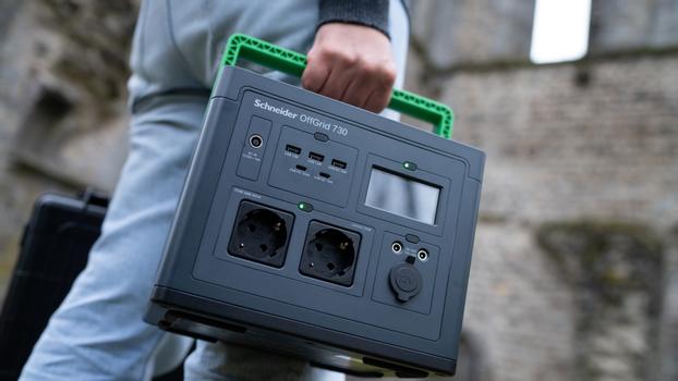 APC Schneider OffGrid bærbar kraftstasjon 730, 738Wh Lithium-ion,  LCD, 2 CEE 7/3 Schuko-uttak,  Sinewave, 3 USB-A, 2 USB-C, trådløs lader (PPS730-GR)