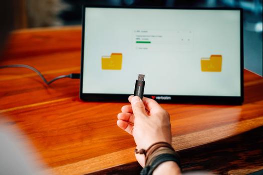 VERBATIM V200 Metal USB Drive 128GB (30212)