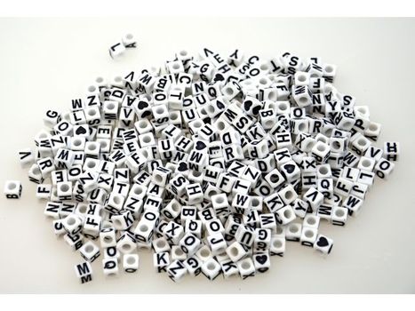 PLAYBOX Plastperler ABC 6,5mm hvit/sort (300) (2471173)