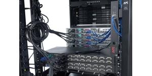 APC KVM-SWITCH 8-PORT MULTI-PLATTFORM ANALOG IN CPNT (AP5201              )
