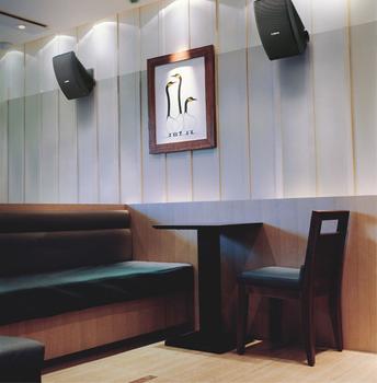 YAMAHA NSAW392BL Miljøhøyttaler Unique angled cabinet design (NS-AW392BL)